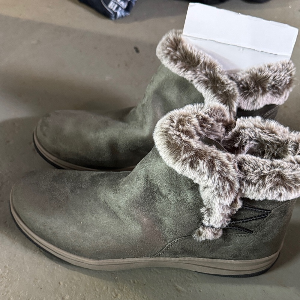 NWOT Clark’s woman’s size 11 gray cozy boots